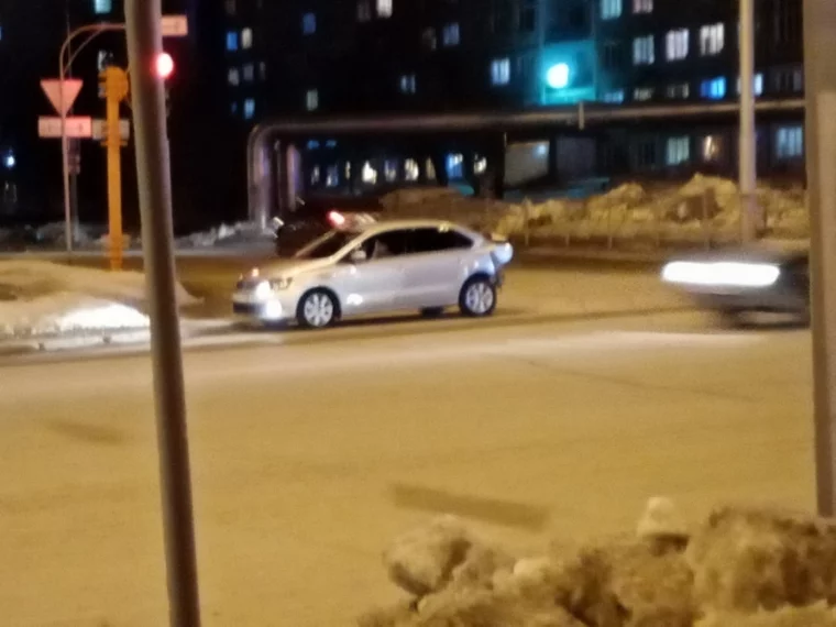 Фото: Момент аварии с автомобилем ГИБДД на кемеровском перекрёстке попал на видео 2