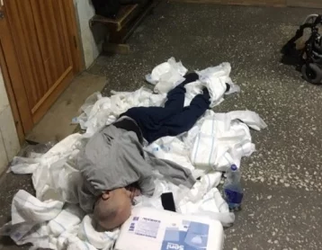 Фото: В уральской больнице инвалид ночевал на полу в куче подгузников 1