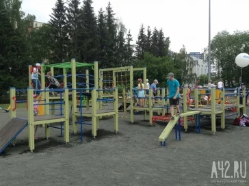 Фото: В кемеровском парке имени Жукова открыли новую детскую площадку 2