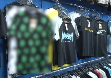 Фото: В кемеровском бутике полицейские нашли одежду с наркотической символикой 1