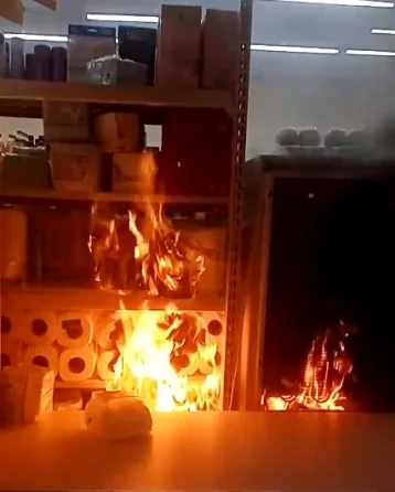 Фото: Опубликовано видео начала пожара в универсаме в Кемерове 1