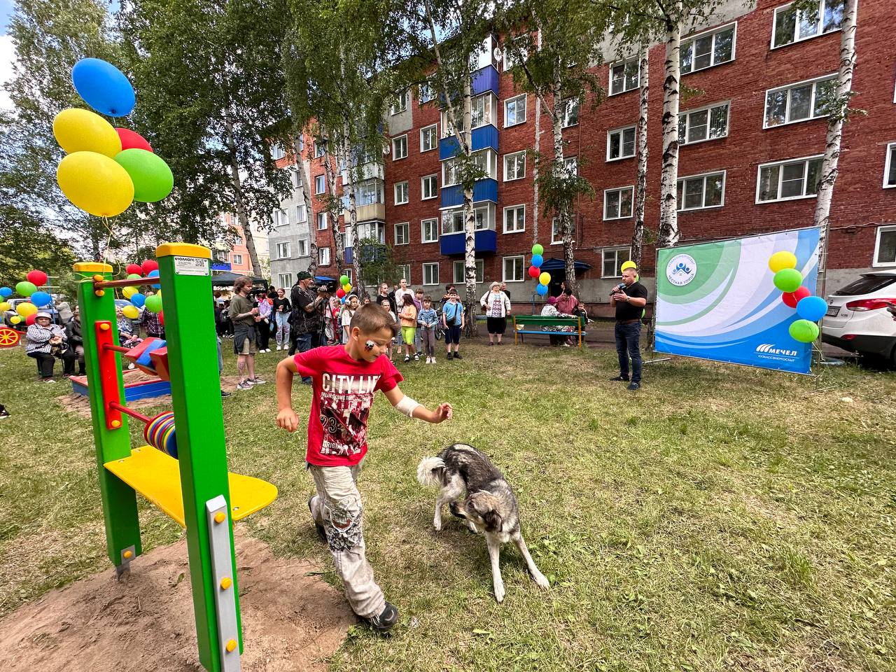 «Кузбассэнергосбыт» подарил детскую площадку жителям честной улицы
