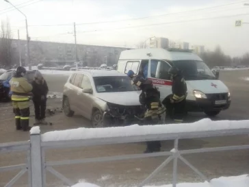Фото: На бульваре Строителей в Кемерове столкнулись две легковушки, собирается пробка 2