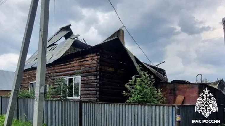 Фото: В Кузбассе мощный пожар в частном доме и двух автомобилях тушили почти 2 часа 3