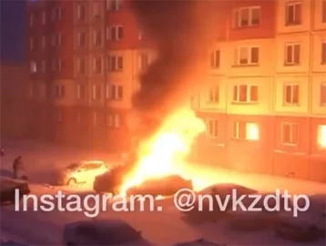 Фото: В Кузбассе пожар в автомобиле попал на видео, а также момент тушения машины 1