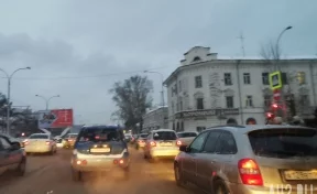 Образовалась пробка: в Кемерове ДТП частично заблокировало дорогу на Кузнецком