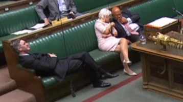 Фото: Уснувший на заседании по обсуждению Brexit британский политик стал героем мемов 1