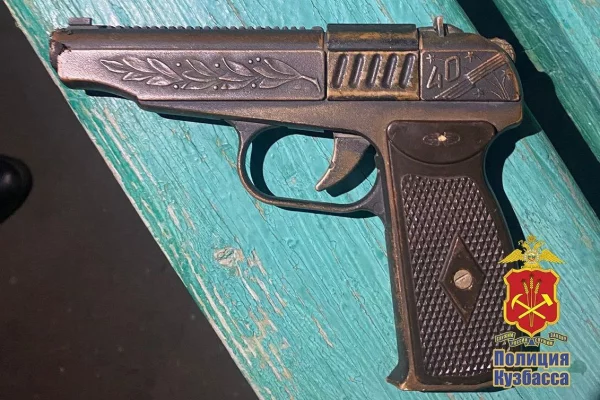 Кемеровчанка гуляла по бульвару Строителей с пистолетом