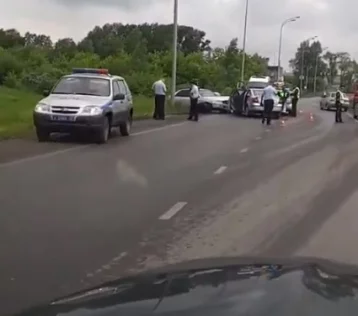 Фото: В Кузбассе водитель без прав протаранил полицейский автомобиль 1