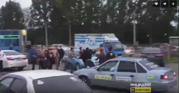 Фото: Видео массовой драки в Кемерове выложили в Сеть 1