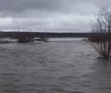 Фото: Автомобили оказались в ловушке на острове у затопленной деревни Юргинского округа 1