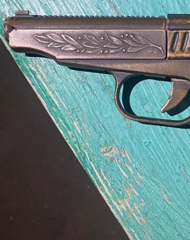 Кемеровчанка гуляла по бульвару Строителей с пистолетом