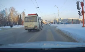 В Кемерове водитель маршрутки дважды проехал на запрещающий сигнал светофора: его оштрафовали