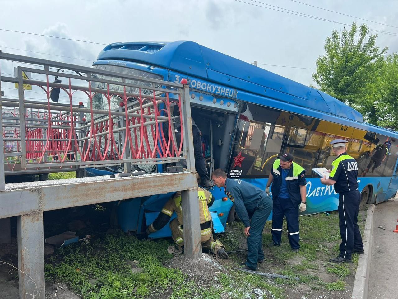 В Новокузнецке автобус с пассажирами разбился об ограждение у железной дороги