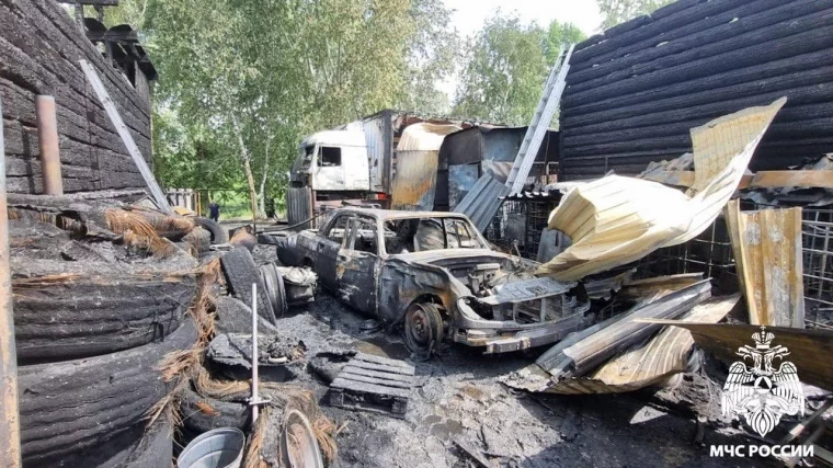 Фото: В Кузбассе мощный пожар в частном доме и двух автомобилях тушили почти 2 часа 5