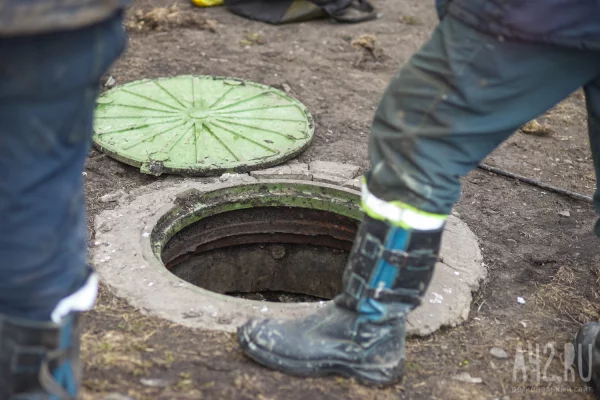 Кемеровчанам объяснили, почему в городе парят колодцы 