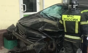 В Калуге лишённый прав водитель влетел в остановку. Пострадали 10 человек 