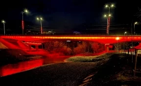 На Красноармейском мосту в Кемерове зажглась праздничная подсветка  