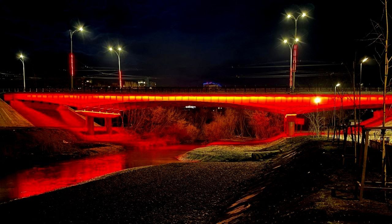 На Красноармейском мосту в Кемерове зажглась праздничная подсветка  