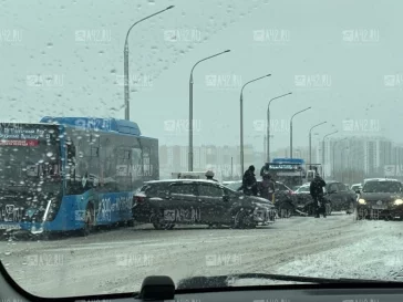 Фото: Один человек пострадал в тройном ДТП на Кузбасском мосту в Кемерове 1