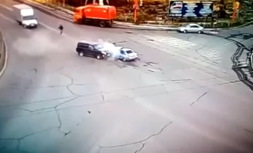 Фото: ДТП с автомобилем ГИБДД и Land Cruiser в Кузбассе попало на видео 1