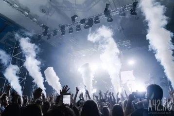 Фото: Сотрудники СОБР поднялись на сцену во время концерта Платины и увели его за кулисы 1