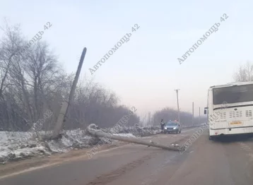 Фото: В Кузбассе после ДТП столб упал на проезжую часть 1