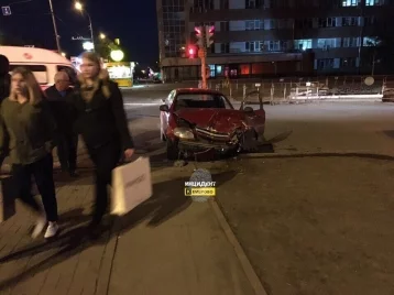 Фото: В Кемерове в полночь столкнулись две иномарки  1