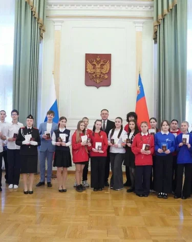 Илья Середюк вручил паспорта кузбасским школьникам