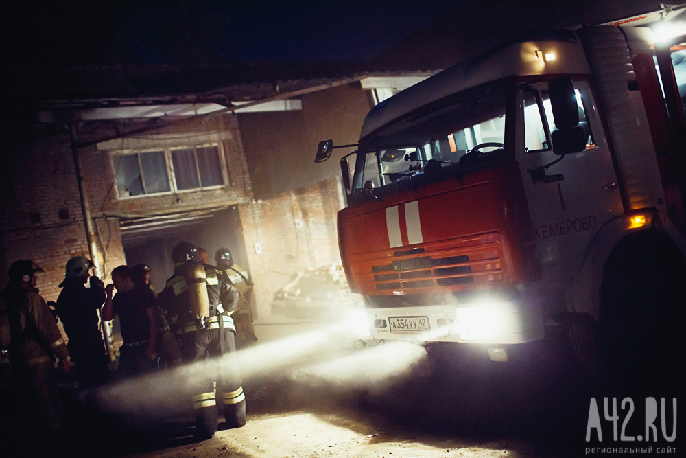 МЧС: пожар случился в многоэтажке в Тайге, спасены 5 человек
