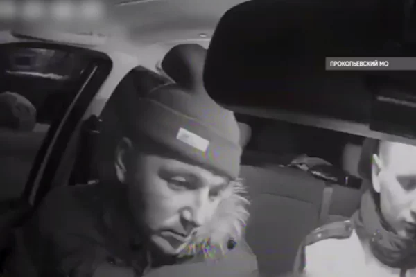 В Кузбассе пьяный водитель выпрыгнул из машины и пытался сбежать от полицейских 