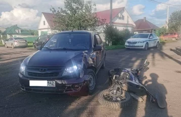 Фото: В Ленинске-Кузнецком подросток на мотоцикле врезался в «Гранту». Его мать привлекли к ответственности 1