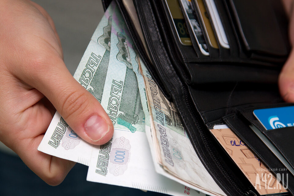 Занизил меньше МРОТ и не выплатил: работодатель обманул сотрудников с зарплатой в Кузбассе