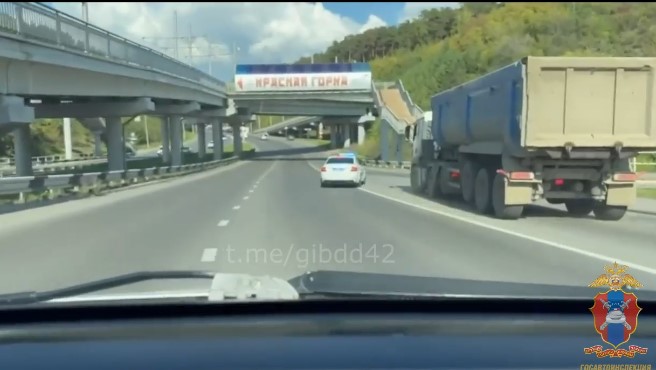 В Кемерове инспекторы ГАИ остановили 36 грузовиков за скрытые номера и запрещённую езду