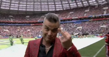 Фото: Робби Уильямс показал неприличный жест на открытии ЧМ по футболу в Москве 1