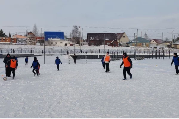 В Кузбассе мэр и священник сыграли в рождественский мини-футбол