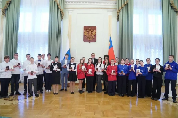 Илья Середюк вручил паспорта кузбасским школьникам