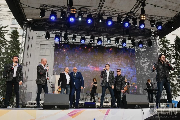 Фото: «Праздник песни»: Хор Турецкого на площади Советов в Кемерове 51