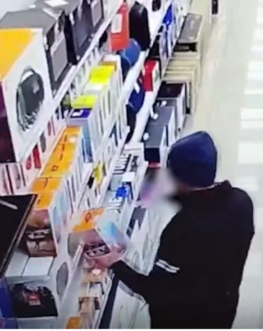 В Кузбассе кража техники в магазине попала на видео: вора задержали росгвардейцы