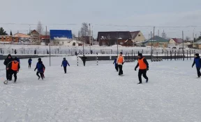 В Кузбассе мэр и священник сыграли в рождественский мини-футбол