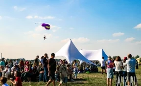 Парашютные купола в небе и песни хором: как в Кемерове прошёл «НЕБОФЕСТ-2026»