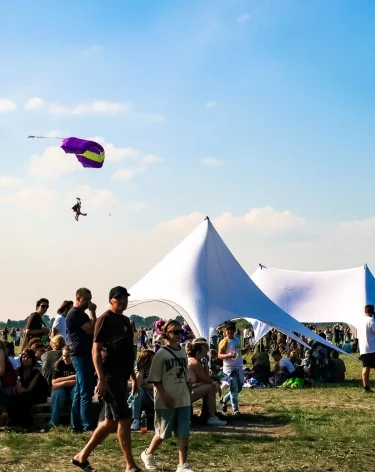 Парашютные купола в небе и песни хором: как в Кемерове прошёл «НЕБОФЕСТ-2026»
