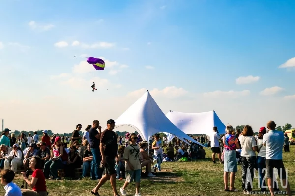 Парашютные купола в небе и песни хором: как в Кемерове прошёл «НЕБОФЕСТ-2026»