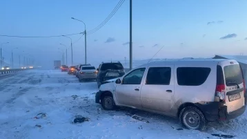 Фото: В Красноярском крае на трассе произошло ДТП с участием 12 автомобилей 1