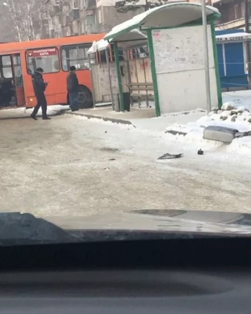 Фото: В Кемерове автобус врезался в патрульный автомобиль и снёс опору освещения 2
