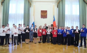 Илья Середюк вручил паспорта кузбасским школьникам