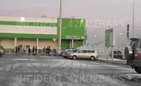 Возле крупного гипермаркета в Кузбассе загорелся автомобиль
