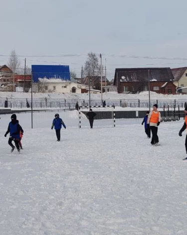 В Кузбассе мэр и священник сыграли в рождественский мини-футбол