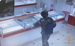 В Тульской области грабители вынесли украшения из ювелирного магазина на 15 млн рублей