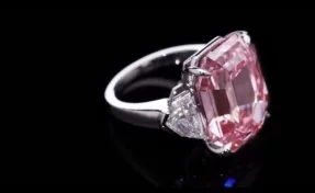 В Женеве уникальный розовый бриллиант продали с аукциона за рекордную сумму